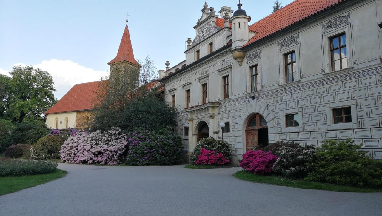Hotel Tulipan Průhonice Exterior foto